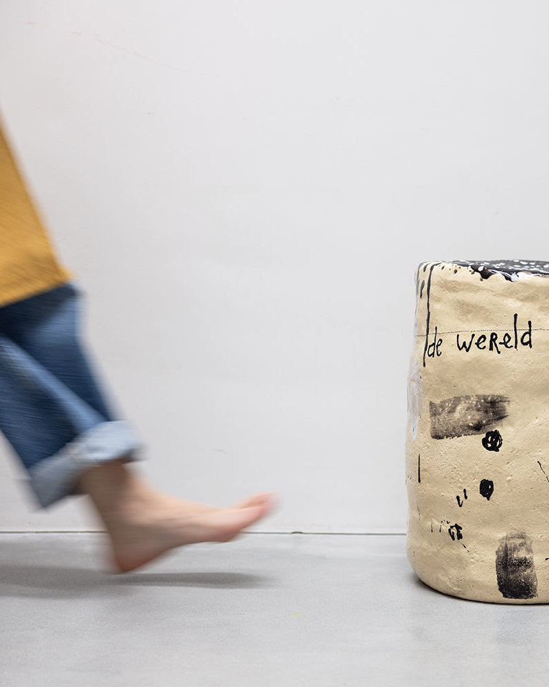 de wereld wacht wel even - keramische object