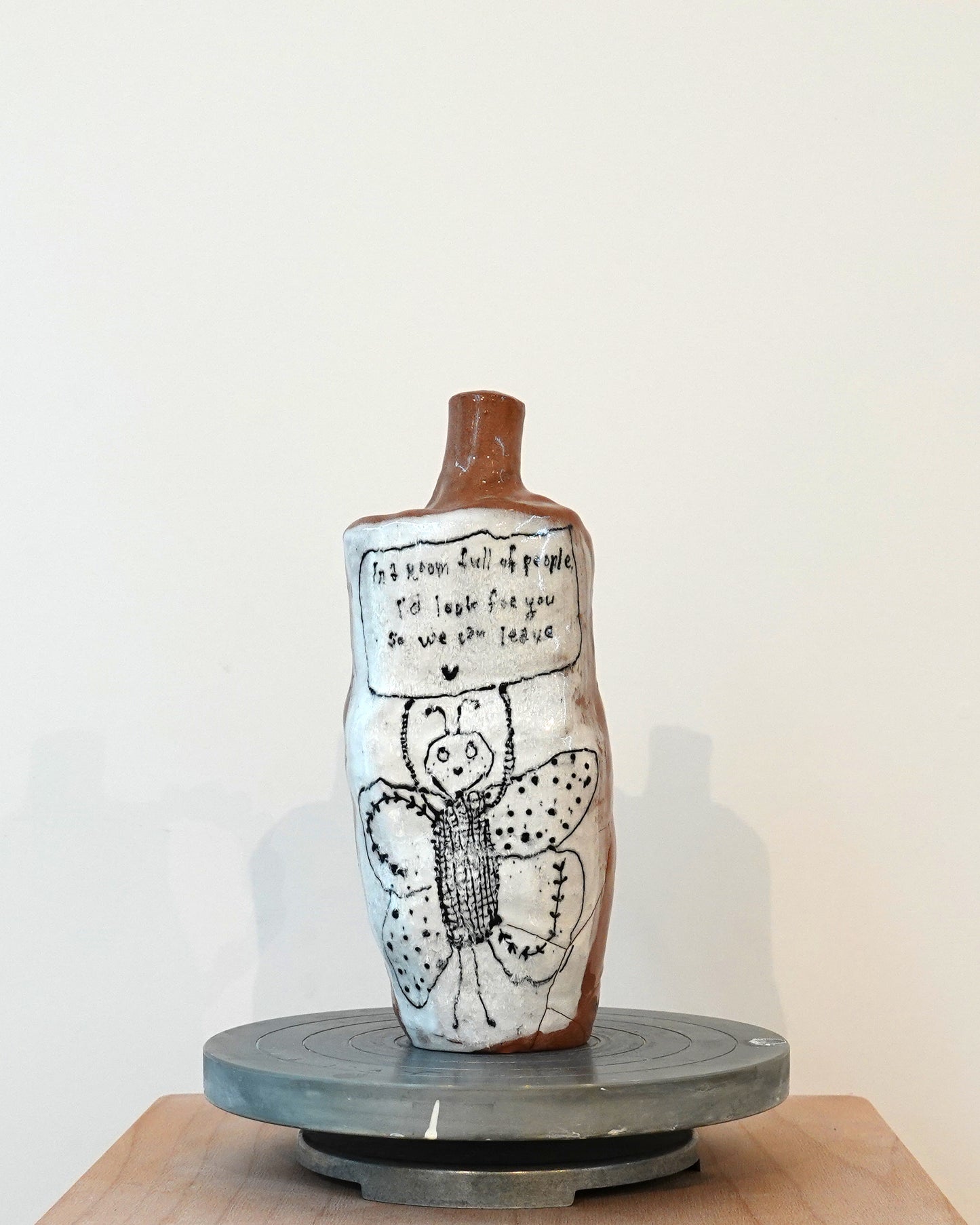in a room full of people - object uit de serie kleine werelden, 2026