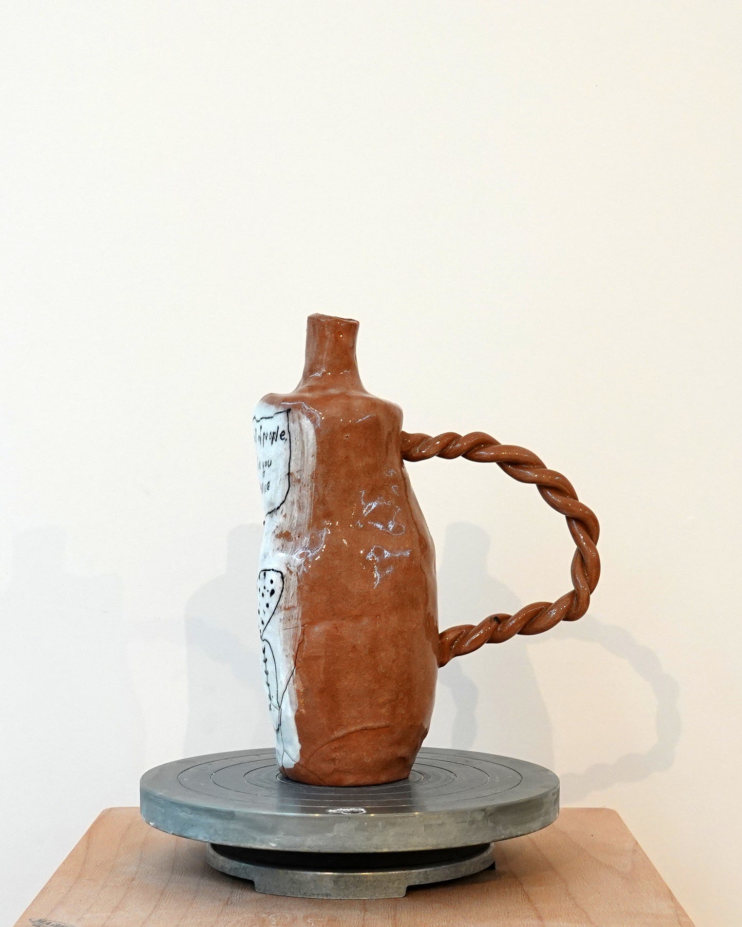 in a room full of people - object uit de serie kleine werelden, 2026