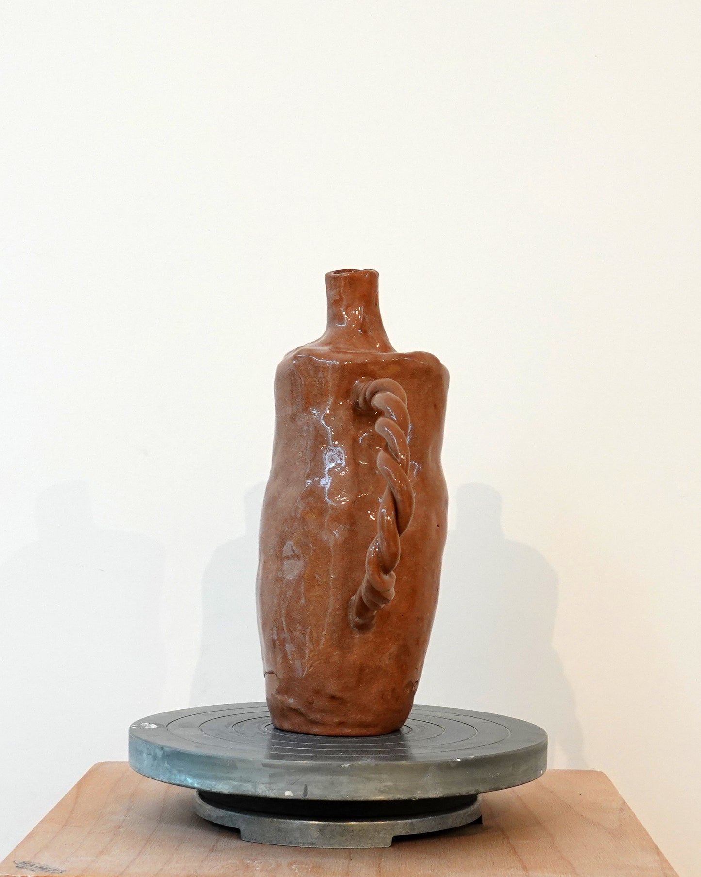 in a room full of people - object uit de serie kleine werelden, 2026