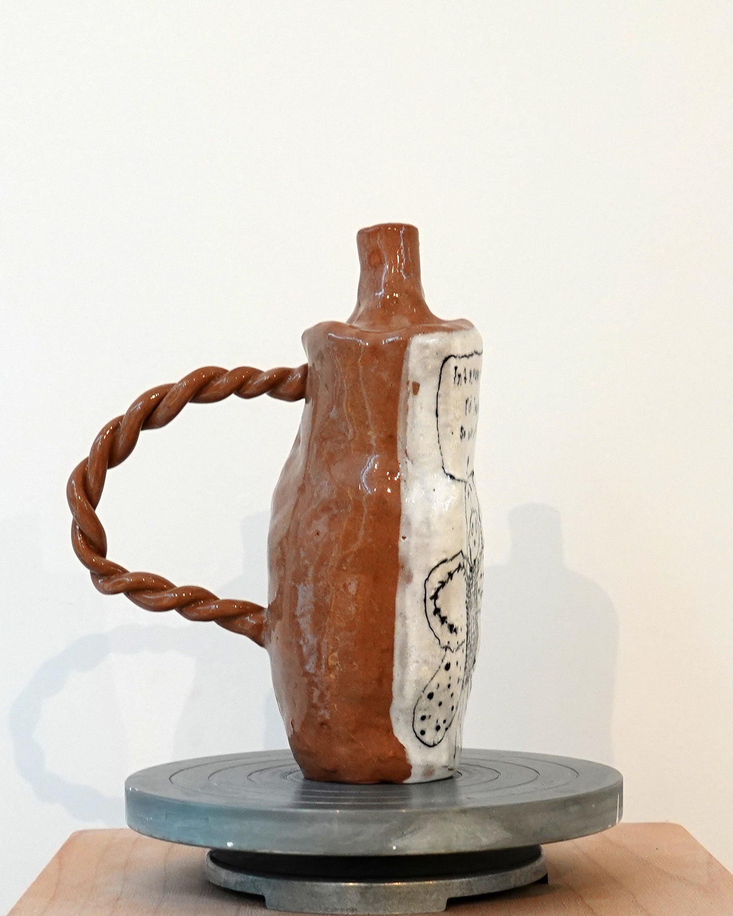 in a room full of people - object uit de serie kleine werelden, 2026