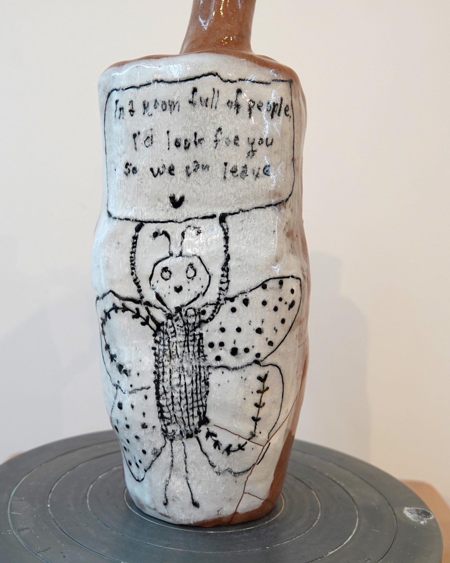 in a room full of people - object uit de serie kleine werelden, 2026