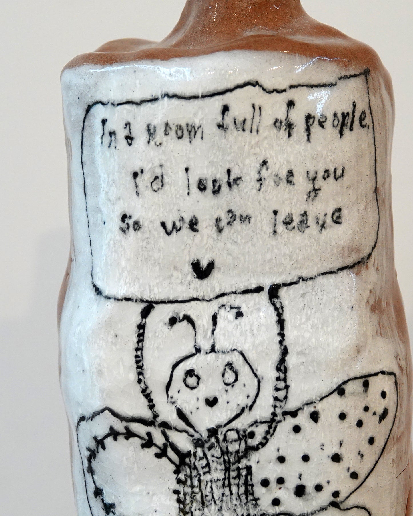 in a room full of people - object uit de serie kleine werelden, 2026
