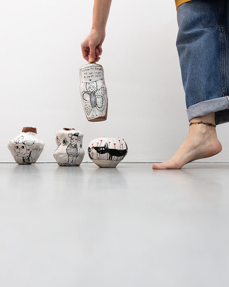 in a room full of people - object uit de serie kleine werelden, 2026