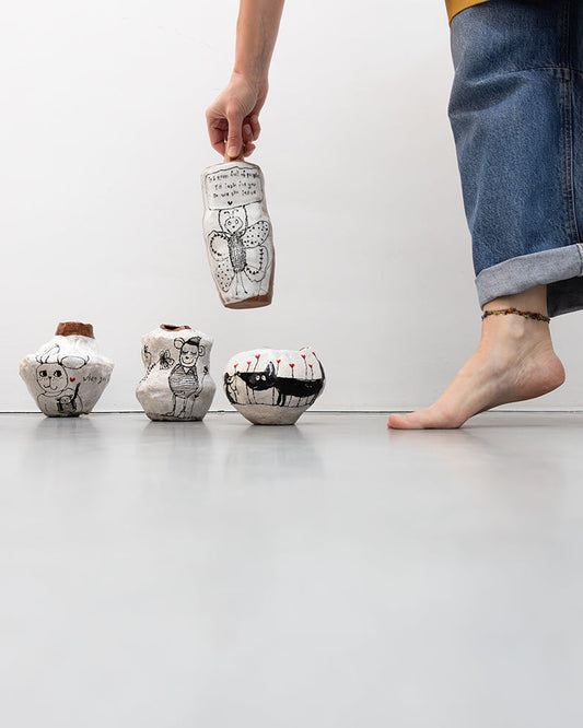 in a room full of people - object uit de serie kleine werelden, 2026