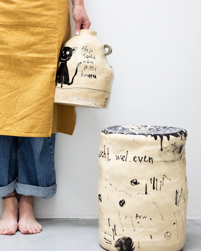 de wereld wacht wel even - keramische object