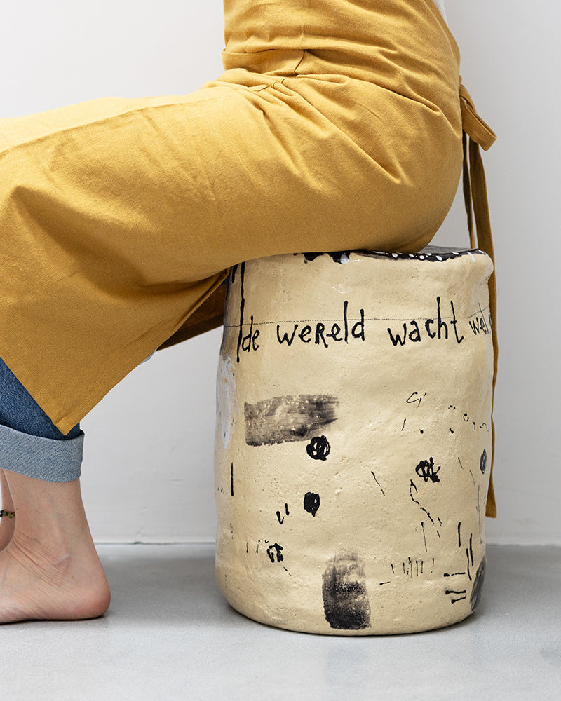 de wereld wacht wel even - keramische object