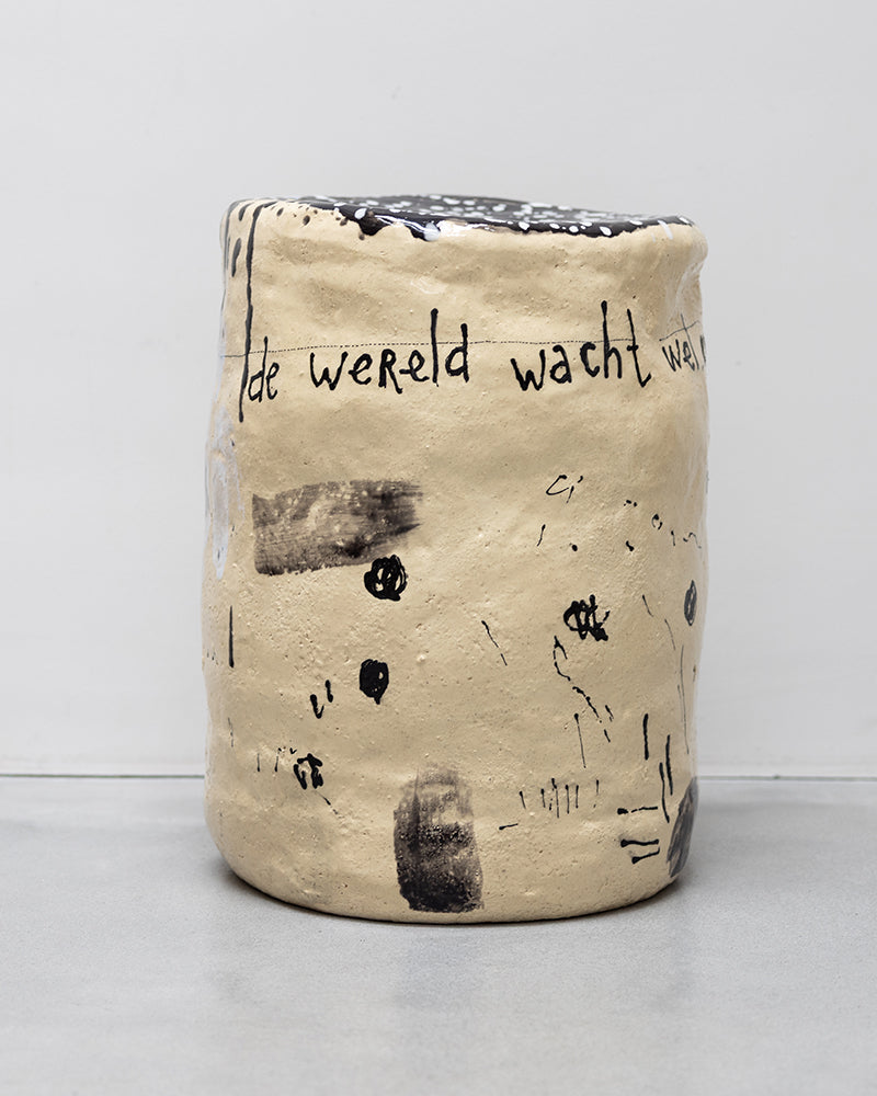 de wereld wacht wel even - keramische object