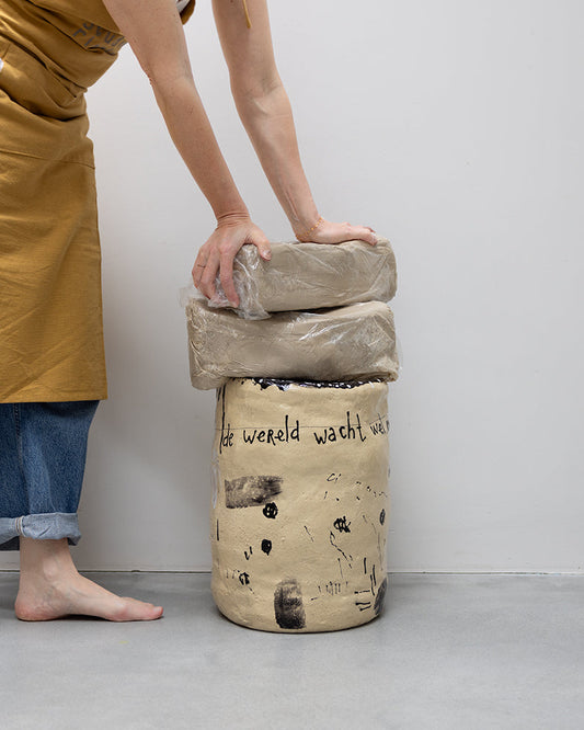 de wereld wacht wel even - keramische object