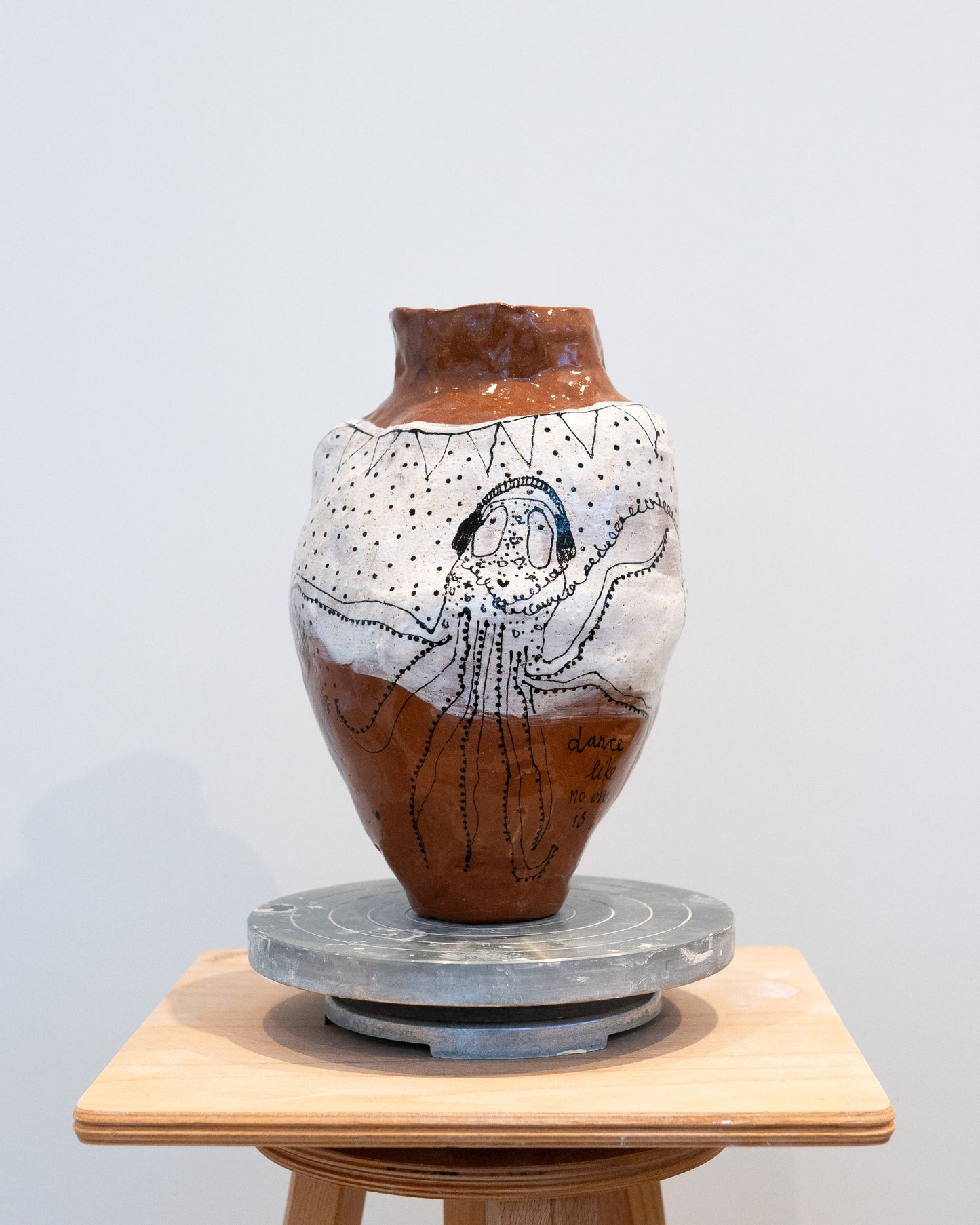 dance like no one is watching - object uit de serie kleine werelden, 2025