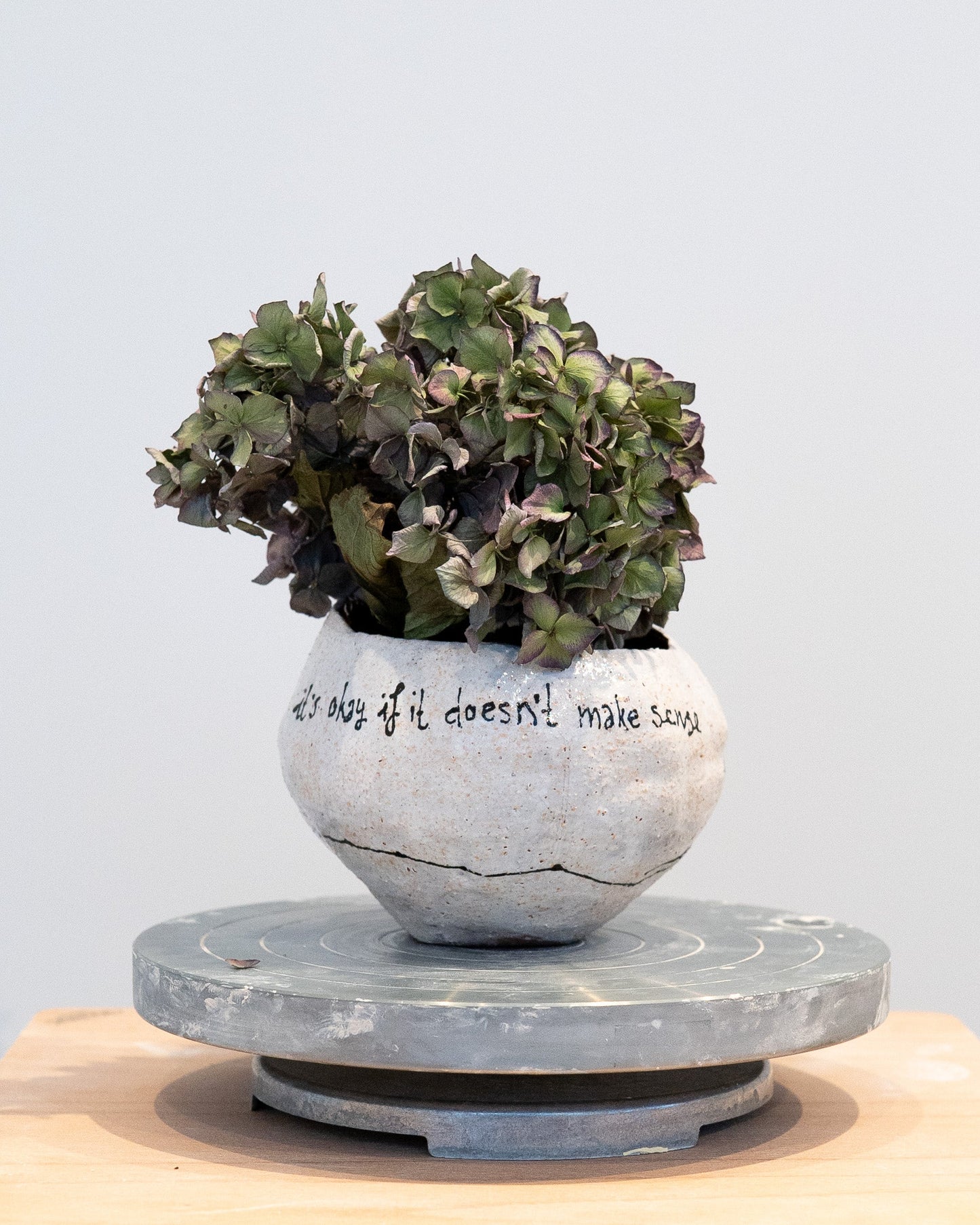 it’s okay - object uit de serie kleine werelden, 2025